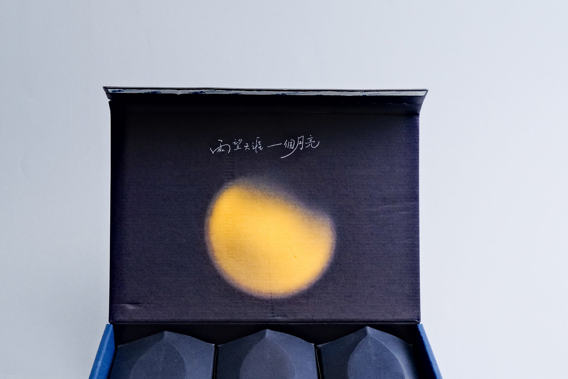 圓月月餅禮盒(六件三款口味)Full Moon Assorted Gift box (Box of 6)
