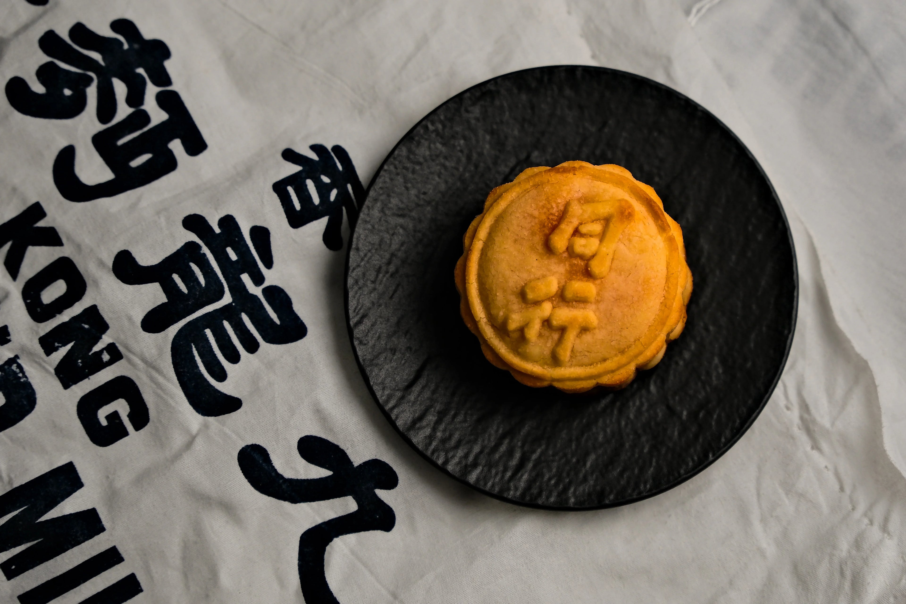 同行搬屋-傳統白蓮蓉蛋黃月餅（特別版4件禮盒裝） Together Logistics - White Lotus Seed Paste with Egg Yolk Mooncake(Box of 4)