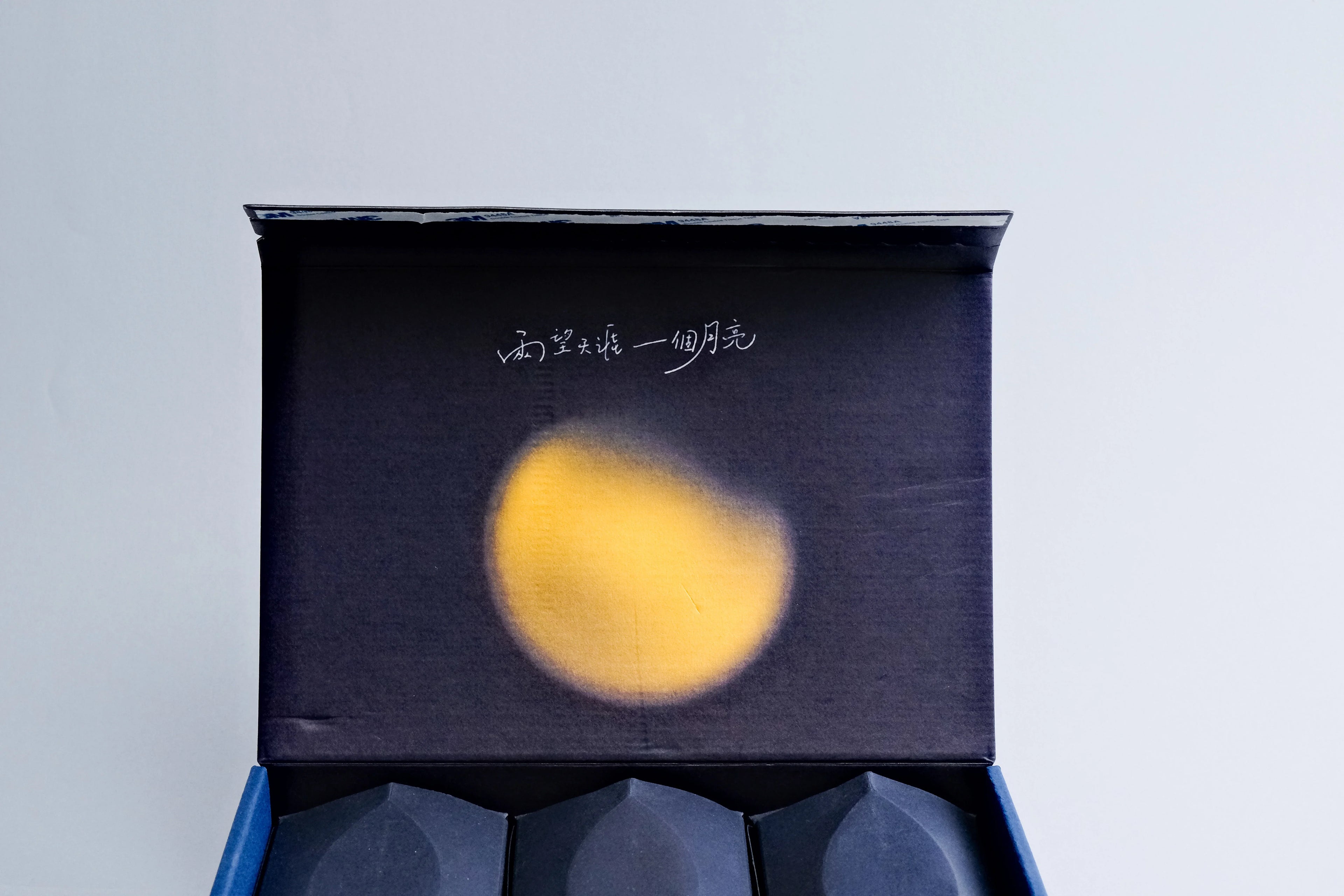 圓月月餅禮盒（六件三款口味）Full Moon Assorted Gift box  (Box of 6)